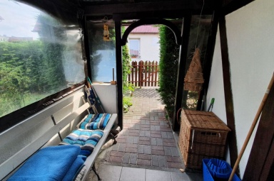 Ganek; stojąc tyłem do drzwi wejściowych