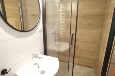 Mały pok&oacute;j 2-osobowy z łazienką