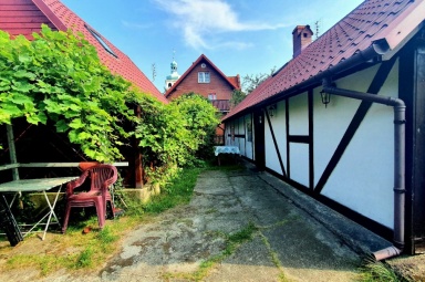 Ogr&oacute;d z tyłu domu