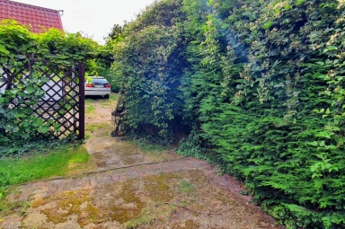 Ogr&oacute;d z tyłu domu; inne ujęcie