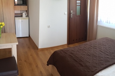 Pok&oacute;j 2-os na parterze z niezależnym wejściem i tarasem