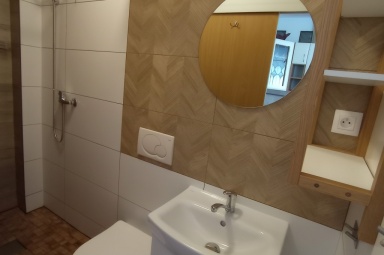 Pok&oacute;j 4-osobowy z aneksem kuchennym i łazienką