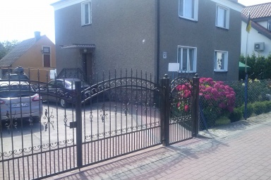 wjazd na posesję z ulicy