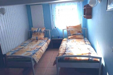 Sypialnia nr 2; wejście z przedpokoju