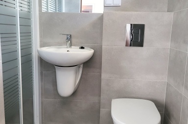 Łazienka w pok. 2 os. na parterze z niezależnym wejściem i tarasem