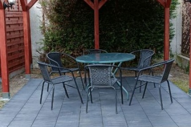 Altana w ogr&oacute;dku