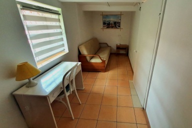 Sypialnia nr 1; z prawej drzwi do pokoju telewizyjnego