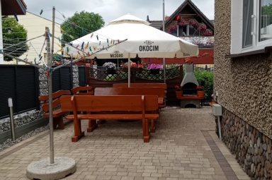 STOŁY POD PAROSOLEM