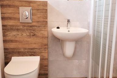 Łazienka w pok. 3 os. z niezależnym wejściem i tarasem