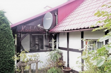 prz&oacute;d z innej strony widać osłonięty ganek i widać wejście do łazienki