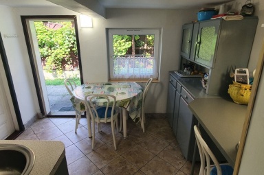 kuchnia; drzwi wyjściowe do ogrodu z tyłu domu; z lewej drzwi do sypialni nr 3