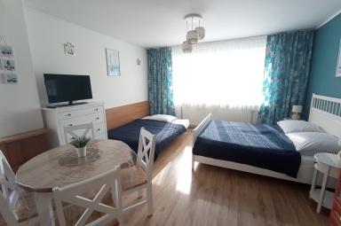 Pok&oacute;j 4-osobowy z aneksem kuchennym i łazienką