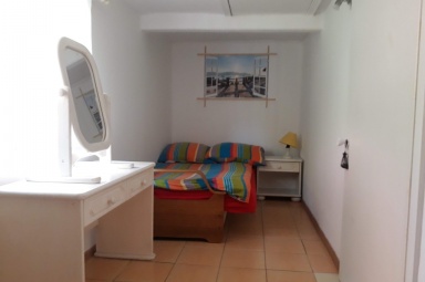 Sypialnia nr 1; rozłożony i pościelony tapczan