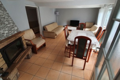 Pok&oacute;j dzienny/telewizyjny; z lewej wejście do sypialni nr 1