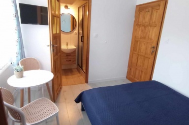 Mały pok&oacute;j 2-osobowy z łazienką
