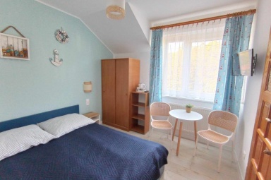 Mały pok&oacute;j 2-osobowy z łazienką