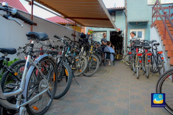 Polecamy wycieczki rowerowe - na zdjęciu jedna z wypożyczalni w Jastarni.