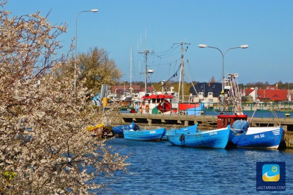 Port w Jastarni w wiosennej scenerii.