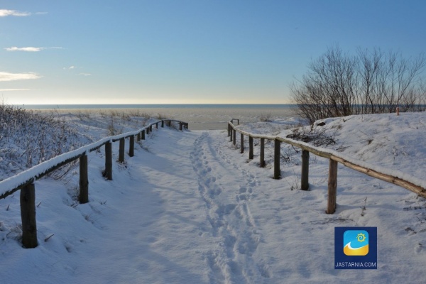 Zimowe wejście na plaże od Morza Bałtyckiego.