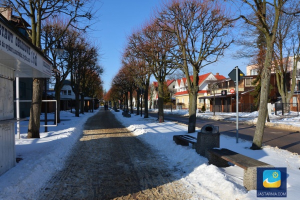 Ulica Sychty zimą. W sezonie wzdłuż ulicy mieszczą się punkty gastronomiczne i handlowe.