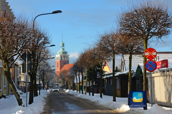 Ulica Sychty z widokiem na wieżę kościoła Nawiedzenia Najświętszej Maryi Panny.